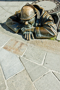 “名为 man at work 的青铜雕塑，布拉迪斯拉发，斯洛伐克”