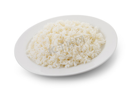 在白色背景上的白色盘子里煮熟的米饭