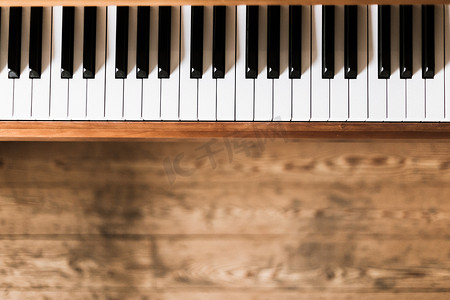 老式木制钢琴。