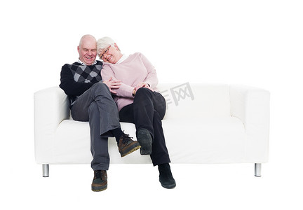 坐在沙发上的老夫妇