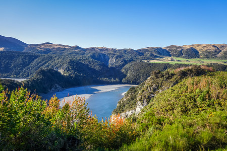 新西兰的高山峡谷和河流景观