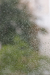 秋天窗户摄影照片_雨滴落在窗户上