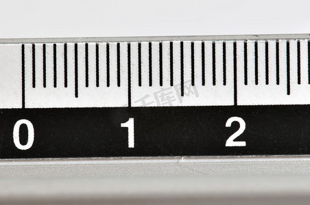 以厘米为单位的金属尺，带有白色数字和黑色标记