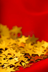 红色织物上的金色星星。