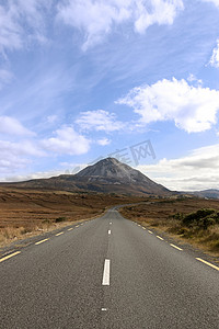 通往 Errigal 山脉的主要道路
