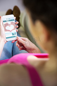 女性使用智能手机的合成图像