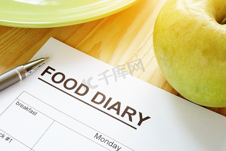 食物日记或膳食计划和一个苹果。