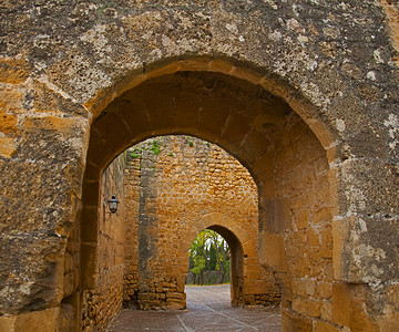 古堡中的旧拱形通道
