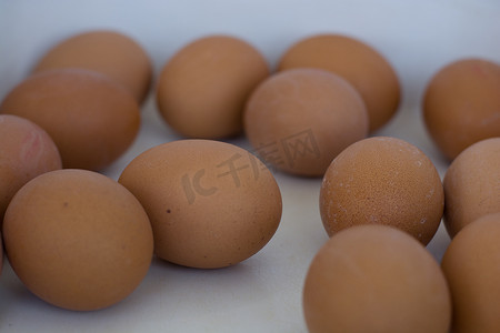 几个煮熟的鸡蛋等待轮到他们成为复活节彩蛋。