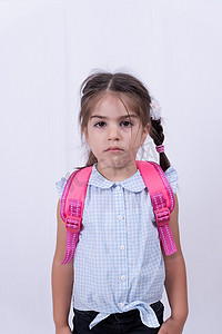 穿着校服的可爱不快乐女孩的画像