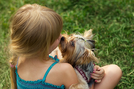 6宠物摄影照片_6 岁女孩在草地上和约克夏犬玩耍