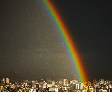 在城市的惊人的明亮的彩虹