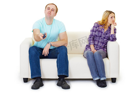 坐在沙发上的父亲摄影照片_吵架的丈夫和妻子坐在沙发上看电视