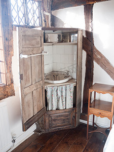 英文角的旧木洗碗柜洗脸盆水槽壁橱