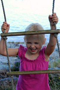 斯堪的纳维亚生活方式 — 爬梯子的小女孩
