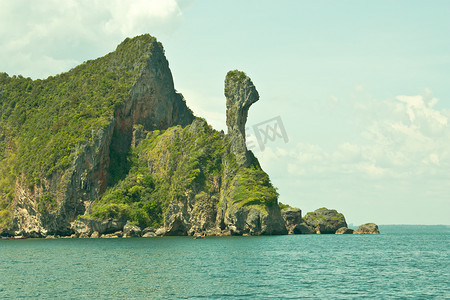 海中的山大岩石。