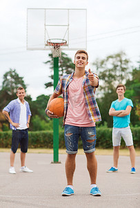 一群微笑的青少年打篮球