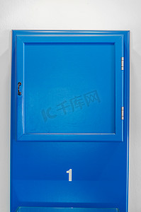 蓝色小柜门