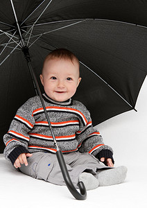 坐在伞下的男婴