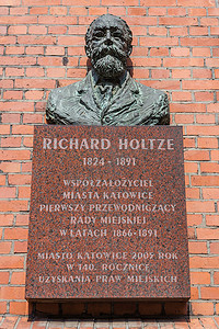 纪念理查德·霍尔茨的半身像和牌匾