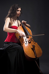 演奏大提琴的年轻女子