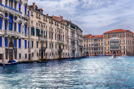 阳台风景摄影照片_意大利威尼斯大运河沿岸的风景建筑