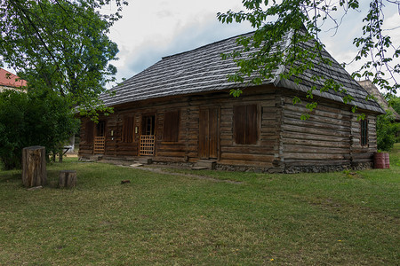 民俗建筑和日常生活博物馆中带百叶窗的木制老房子。