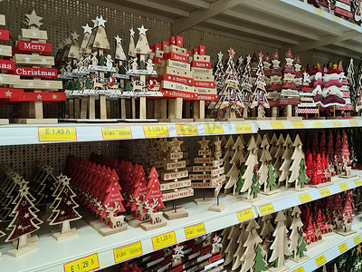 海天盛宴摄影照片_希腊塞萨洛尼基，货架上的圣诞木制降临节盛宴产品。