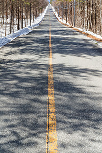 下雪路摄影照片_冬天的路