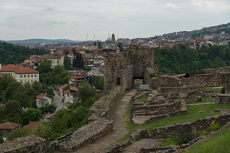 从 ol 看 Tsarevets 堡垒的门塔和废墟