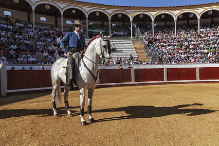 旅游启动摄影照片_马背上的西班牙斗牛士 Pablo Hermoso de Mendoza 马背上的斗牛 启动 paseillo 开始庆祝在波索布兰科
