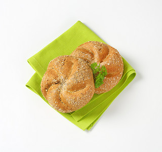 全麦三明治摄影照片_新鲜的全麦面包