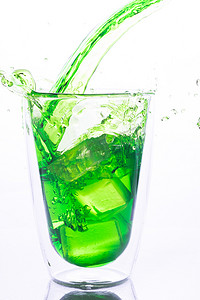 将绿水倒入透明玻璃
