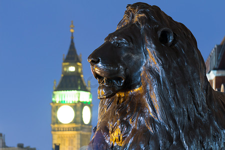 雕塑青铜摄影照片_伦敦特拉法加广场的狮子，背景是大本钟