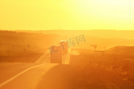 横贯加拿大公路沿线的半卡车和阳光刺眼