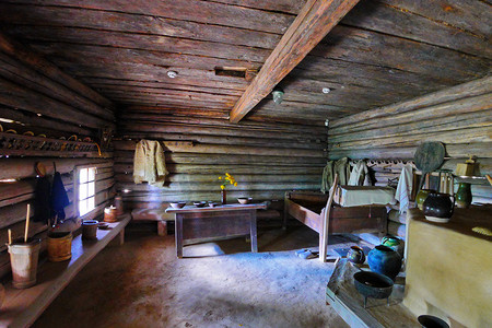 一栋带木制家具和陶器的乡村房屋的低矮天花板