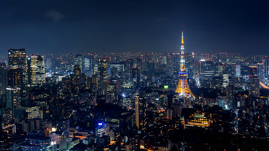 东京都市风景在晚上，日本。