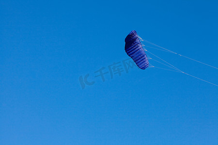天上风筝摄影照片_风筝在背景蓝天上飞翔