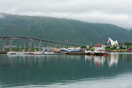 挪威特罗姆瑟的北极大教堂和桥梁