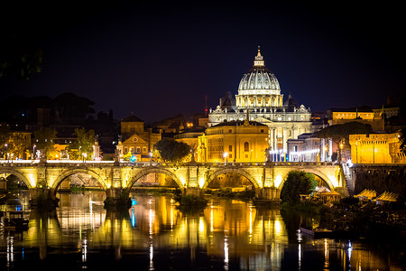 梵蒂冈城：圣彼得与夜间桥梁倒影