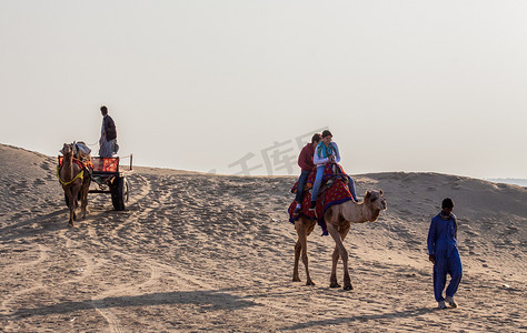 车阴影摄影照片_Sam Sanddunes，Jaisalmer，Rajasthan，India.16February2014.Camel Rides 和骆驼车与不知名的游客