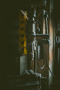 钻孔机摄影照片_车间里的老式金属钻孔机