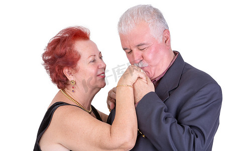 老人亲吻妻子的手也许是结婚周年纪念日