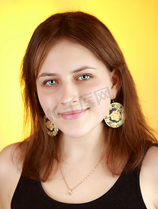 一个 17 岁女孩在黄色背景上的垂直肖像