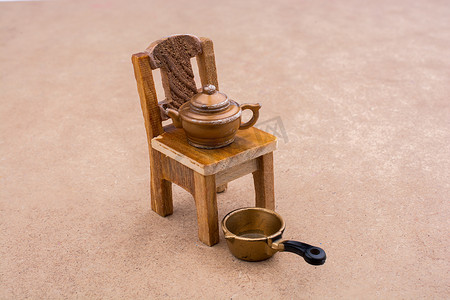 小模型平底锅和茶壶作为厨房用具