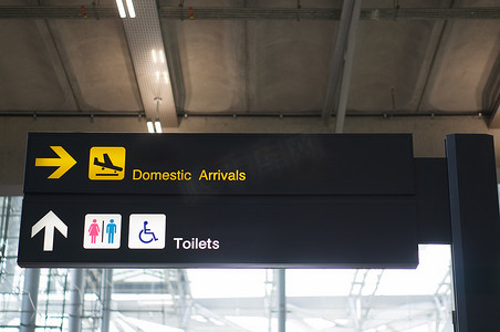 飞行标志摄影照片_国际机场国内到达和厕所板标志