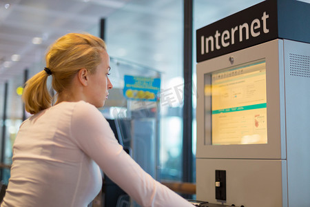 点检摄影照片_机场的女性公共互联网接入点。