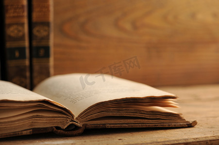 在一张木桌上打开的旧书