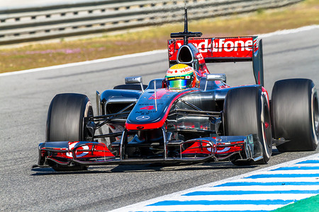 易拉宝宣传摄影照片_迈凯伦 F1 车队，刘易斯·汉密尔顿，2012 年
