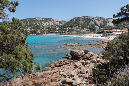 2015 年 5 月 18 日，撒丁岛巴哈撒丁岛的海滩。